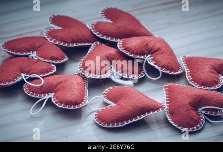 Sammlung von vielen Herzformen, handgemachte Geschenkartikel, Filzmaterial genäht, und puffed. Valentinstag-Konzept. Stockfoto