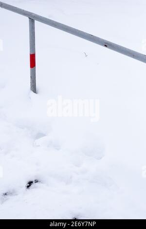 Stahlgeländer auf weißem Schneehintergrund Stockfoto