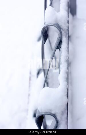 Stahlgeländer auf weißem Schneehintergrund Stockfoto