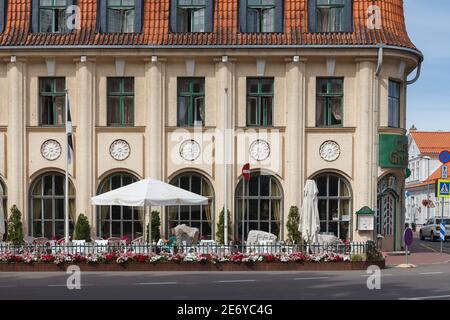 PARNU, ESTLAND - 02. AUGUST 2020: Blick auf die Straße in der Altstadt. Sonniger Tag. Stockfoto