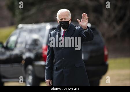 Washington, Usa. Januar 2021. US-Präsident Joe Biden winkt den Medien zu, bevor er am 29. Januar 2021 das Weiße Haus zu einem kurzen Besuch bei verwundeten Veteranen im Walter Reed Medical Center in Washington DC verlässt. Foto von Jim Lo Scalzo/UPI Kredit: UPI/Alamy Live Nachrichten Stockfoto