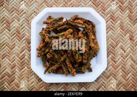 Indische Spezialgericht Okra braten mit Grammmehl auch als Kurkuri bhindi bekannt. Serviert als Vorspeise Snack mit Tee Zeit oder auch als Beilage in Mittag-und Abendessen Stockfoto