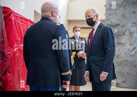 US-Präsident Joe Biden wird bei seiner Ankunft am Walter Reed National Military Medical Center in Bethesda, Maryland, USA, am 29. Januar 2021 begrüßt. Präsident Biden soll mit verwundeten Dienstmitgliedern zu Besuch sein.Quelle: Shawn Thew/Pool via CNP /MediaPunch Stockfoto