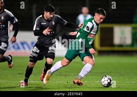 Deinzes Soufiane El Banouhi und Lommels Manfred Alonso Ugalde Arce kämpfen während eines Fußballschlags zwischen Lommel SK und KMSK Deinze, Frida, um den Ball Stockfoto