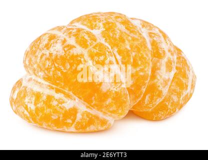 Die Hälfte der geschälten Mandarine oder orange Zitrusfrüchte isoliert auf weißem Hintergrund mit Clipping Pfad. Volle Schärfentiefe. Stockfoto