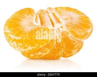 Reife Hälfte der geschälten Mandarine oder orange Zitrusfrüchte isoliert auf weißem Hintergrund mit Clipping Pfad. Volle Schärfentiefe. Stockfoto