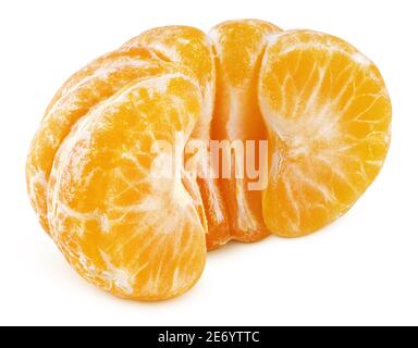 Die Hälfte der geschälten Mandarine oder orange Zitrusfrüchte isoliert auf weißem Hintergrund mit Clipping Pfad. Volle Schärfentiefe. Stockfoto