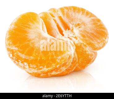 Reife Hälfte der geschälten Mandarine oder orange Zitrusfrüchte isoliert auf weißem Hintergrund mit Clipping Pfad. Volle Schärfentiefe. Stockfoto