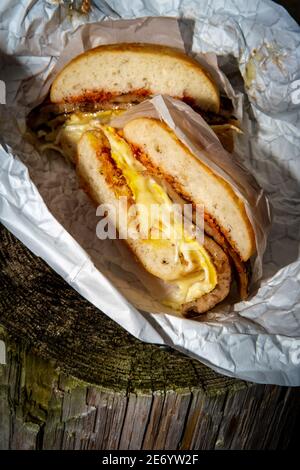 New Jersey Wurst Ei und Käse Frühstück Sandwich mit Salz Pepper Ketchup auf Ciabatta Bun Stockfoto