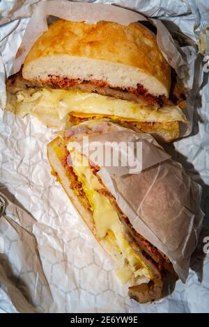 New Jersey Wurst Ei und Käse Frühstück Sandwich mit Salz Pepper Ketchup auf Ciabatta Bun Stockfoto