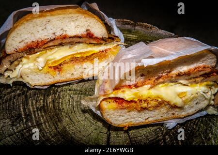 New Jersey Wurst Ei und Käse Frühstück Sandwich mit Salz Pepper Ketchup auf Ciabatta Bun Stockfoto