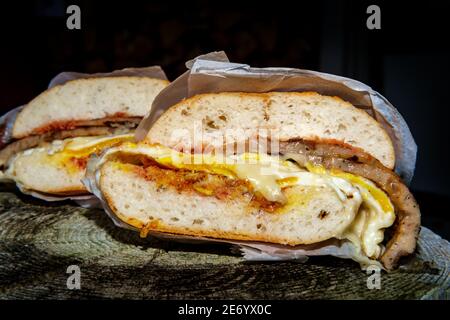 New Jersey Wurst Ei und Käse Frühstück Sandwich mit Salz Pepper Ketchup auf Ciabatta Bun Stockfoto