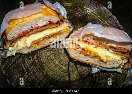 New Jersey Wurst Ei und Käse Frühstück Sandwich mit Salz Pepper Ketchup auf Ciabatta Bun Stockfoto