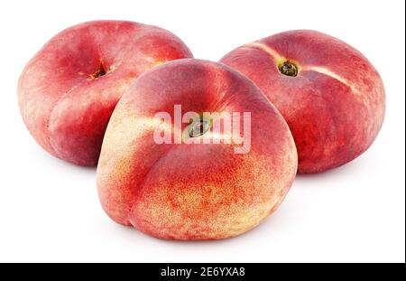 Drei chinesische flache Donut Pfirsiche isoliert auf weißem Hintergrund mit Clipping-Pfad. Volle Schärfentiefe. Stockfoto