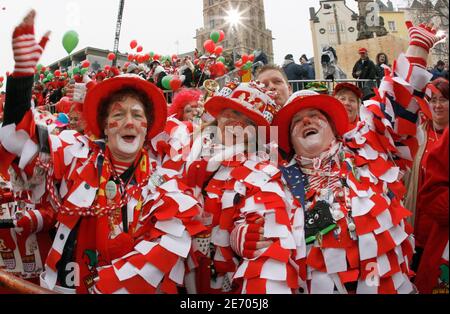 Als Clowns gekleidete Frauen tanzen und feiern den "Weiberfastnacht" in Köln am 31. Januar 2008. Der Frauenkarneval markiert den Beginn einer Woche Straßenfeste, die mit Massenprozessionen am Rosenmontag einen Höhepunkt erreichen. REUTERS/Ina Fassbender (DEUTSCHLAND)