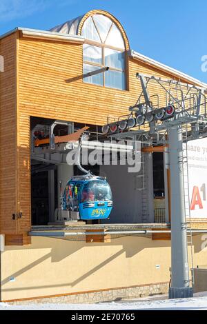 Bansko, Bulgarien - 28. Januar 2021: Bulgarisches Winter-Skigebiet mit Skipiste, Lifthütten und Gondelstation Stockfoto