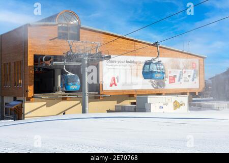 Bansko, Bulgarien - 28. Januar 2021: Bulgarisches Winter-Skigebiet mit Skipiste, Lifthütten und Gondelstation Stockfoto