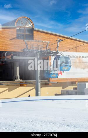 Bansko, Bulgarien - 28. Januar 2021: Bulgarisches Winter-Skigebiet mit Skipiste, Lifthütten und Gondelstation Stockfoto