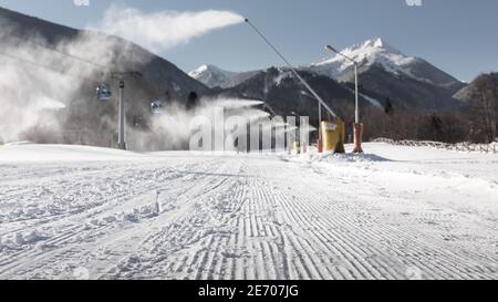 Bansko, Bulgarien Aussicht auf frisch präparierte Skipiste und defokussierten Berggipfel Stockfoto