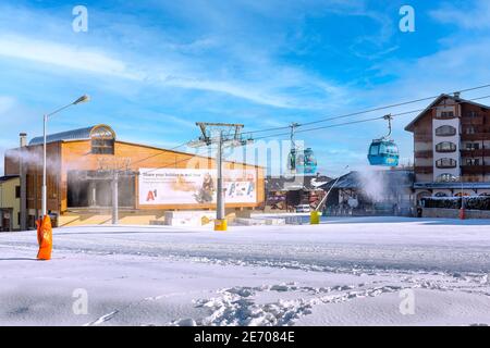 Bansko, Bulgarien - 28. Januar 2021: Bulgarisches Winter-Skigebiet mit Skipiste, Lifthütten und Gondelstation Stockfoto