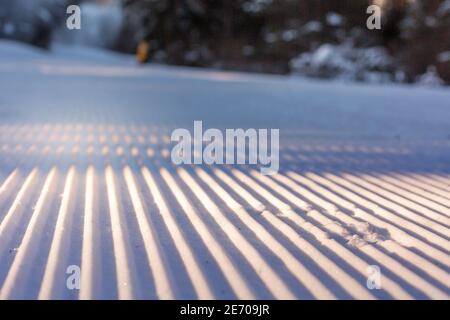 Nahaufnahme der frisch präparierten Skipiste im Wald, Bansko, Bulgarien Stockfoto