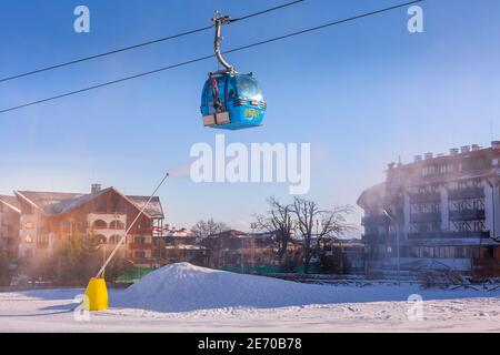 Bansko, Bulgarien - 28. Januar 2021: Bulgarisches Winter-Skigebiet mit Skipiste, Gondelbahn Kabine Stockfoto