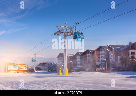 Bansko, Bulgarien - 28. Januar 2021: Bulgarisches Winter-Skigebiet mit Skipiste, Lifthütten und Gondelstation Stockfoto