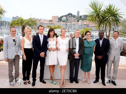 Die Spielfilmjury (L-R) der französische Regisseur Olivier Assayas, die norwegische Autorin Linn Ullmann, der britische Schauspieler Jude Law, die argentinische Schauspielerin Martina Gusman, die amerikanische Schauspielerin Uma Thurman, der amerikanische Schauspieler Robert De Niro (Präsident), der Hongkonger Produzent Nansun Shi, die norwegische Autorin Linn Ullmann, der Tschad-Regisseur Mahamat Saleh Haroun, Und Hong Kong Regisseur Johnnie to posiert bei einer Fotocall im Rahmen der 64. Internationalen Filmfestspiele Cannes, im Hotel Carlton in Cannes, Südfrankreich am 11. Mai 2011. Foto von Hahn-Nebinger/ABACAPRESS.COM Stockfoto