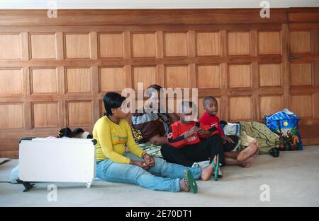 Obdachlose Familien hocken am 2. Januar 2007 in einem leeren Gebäude neben der ehemaligen Pariser Börse in Paris, Frankreich. In Verbindung mit der DAL (Droit Au Logement), Wohnungsrecht, beabsichtigen sie, hier bis zu ihrer Umbesetzung zu bleiben. Präsident Jacques Chirac sagte in seiner traditionellen Rede zum Jahresende an die Nation, dass jeder in Frankreich das Wohnungsrecht haben sollte und forderte seine Regierung auf, mehr in diesem Bereich zu tun. Foto von Jules Motte/ABACAPRESS.COM Stockfoto