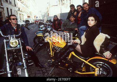 Die französische Schauspielerin Beatrice Dalle mit einigen Freunden, am 1991. Dezember bei der Abfahrt zur Rallye "Marine Road" in Vietnam. Foto von Patrick Durand/ABACAPRESS.COM Stockfoto