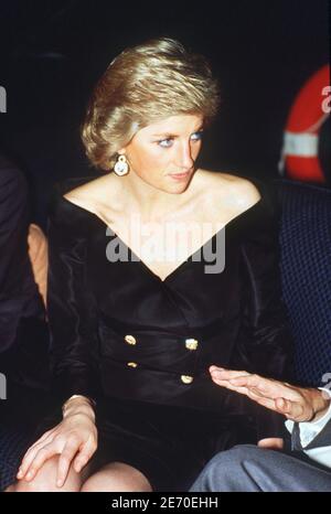 Lady Diana und Prinz Charles besuchen Paris, entlang der seine an Bord der "Iena Tour Effeil" mit dem französischen Premierminister Laurent Fabius am 8. November 1988, in Paris, Frankreich. Foto von Patrick Durand/ABACAPRESS.COM Stockfoto