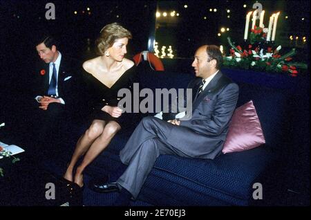 Lady Diana und Prinz Charles besuchen Paris, entlang der seine an Bord der "Iena Tour Effeil" mit dem französischen Premierminister Laurent Fabius am 8. November 1988, in Paris, Frankreich. Foto von Patrick Durand/ABACAPRESS.COM Stockfoto