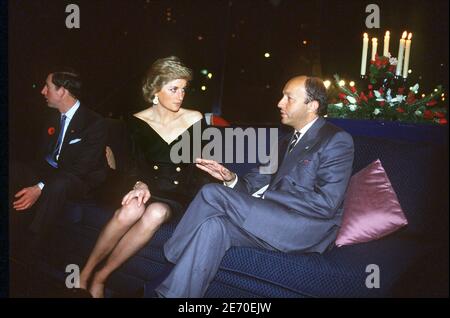 Lady Diana und Prinz Charles besuchen Paris, entlang der seine an Bord der "Iena Tour Effeil" mit dem französischen Premierminister Laurent Fabius am 8. November 1988, in Paris, Frankreich. Foto von Patrick Durand/ABACAPRESS.COM Stockfoto