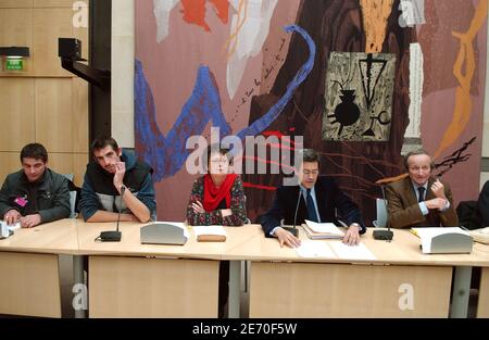 EXKLUSIV. Pascal Oumakhlouf und Augustin Legrand (l bis r), Gründer der französischen NGO 'Les Enfants de Don Quichotte' (Kinder von Don Quichotte), treffen sich am 04. Januar 2007 im französischen Parlament mit den Abgeordneten Christine Boutin, Lionnel Luca und Georges Fenech in Paris, Frankreich. Diese Organisation hat am Kanal Saint-Martin in Paris im Dezember 17 Zelte aufgebaut, um auf die Notwendigkeit langfristiger Beherbergungslösungen für die Obdachlosen der Stadt aufmerksam zu machen. Foto von Jules Motte/ABACAPRESS.COM Stockfoto