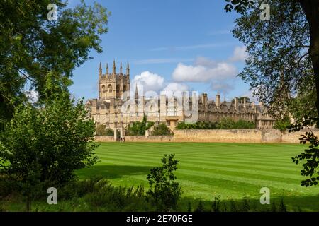 Merton College der University of Oxford in Merton Field, Oxford, Oxfordshire, Großbritannien. Der Weg direkt unter der Wand heißt Deadman's Stockfoto