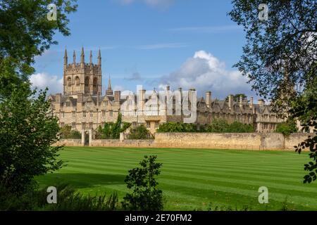 Merton College der University of Oxford in Merton Field, Oxford, Oxfordshire, Großbritannien. Der Weg direkt unter der Wand heißt Deadman's Stockfoto