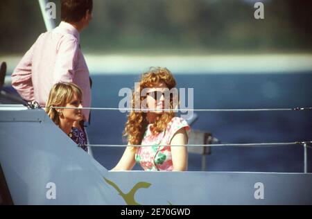 Prinz Andrew und seine Frau Sarah Ferguson beobachten am 28. September 1987 eine Hobbykatzenregatta auf Mauritius. Foto von Patrick Durand/ABACAPRESS.COM Stockfoto