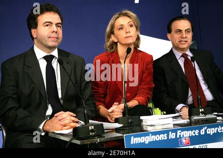 Luc Chatel, Valerie Pecresse und Roger Karoutchi nehmen am 8. Januar 2007 an der Pressekonferenz der UMP in Paris Teil. Foto von Mehdi Taamallah/ABACAPRESS.COM Stockfoto