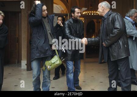 Adeline Blondieau, Sonia Rolland und Bernard Montiel verlassen das Begräbnis der französischen Agentin Anita Benoist, das am 8. Januar 2007 in der Kirche Saint-Ferdinand in Paris stattfand. Foto von Giancarlo Gorassini/ABACAPRESS.COM Stockfoto