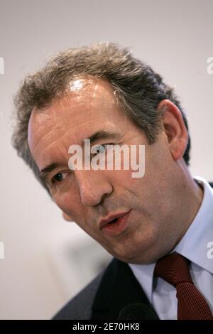 Der Präsident der UDF (Union for French Democraty) und Kandidat für die Präsidentschaftswahl im nächsten Jahr, Francois Bayrou, stellt am 8. Januar 2007 in Paris, Frankreich, seine Website über seine Präsidentschaftskampagne vor. Foto von Corentin Fohlen/ABACAPRESS.COM Stockfoto