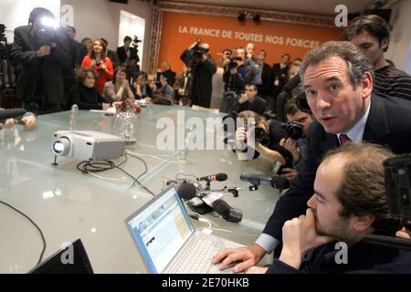 Der Präsident der UDF (Union for French Democraty) und Kandidat für die Präsidentschaftswahl im nächsten Jahr, Francois Bayrou, stellt am 8. Januar 2007 in Paris, Frankreich, seine Website über seine Präsidentschaftskampagne vor. Foto von Corentin Fohlen/ABACAPRESS.COM Stockfoto