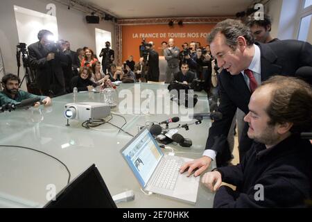 Der Präsident der UDF (Union for French Democraty) und Kandidat für die Präsidentschaftswahl im nächsten Jahr, Francois Bayrou, stellt am 8. Januar 2007 in Paris, Frankreich, seine Website über seine Präsidentschaftskampagne vor. Foto von Corentin Fohlen/ABACAPRESS.COM Stockfoto