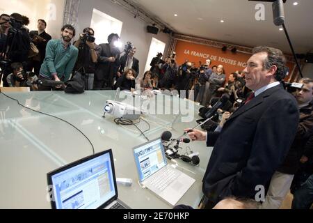 Der Präsident der UDF (Union for French Democraty) und Kandidat für die Präsidentschaftswahl im nächsten Jahr, Francois Bayrou, stellt am 8. Januar 2007 in Paris, Frankreich, seine Website über seine Präsidentschaftskampagne vor. Foto von Corentin Fohlen/ABACAPRESS.COM Stockfoto