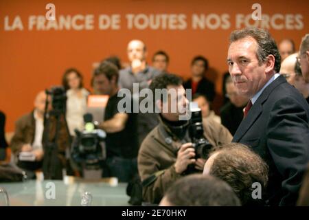 Der Präsident der UDF (Union for French Democraty) und Kandidat für die Präsidentschaftswahl im nächsten Jahr, Francois Bayrou, stellt am 8. Januar 2007 in Paris, Frankreich, seine Website über seine Präsidentschaftskampagne vor. Foto von Corentin Fohlen/ABACAPRESS.COM Stockfoto