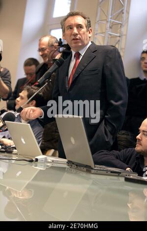 Der Präsident der UDF (Union for French Democraty) und Kandidat für die Präsidentschaftswahl im nächsten Jahr, Francois Bayrou, stellt am 8. Januar 2007 in Paris, Frankreich, seine Website über seine Präsidentschaftskampagne vor. Foto von Corentin Fohlen/ABACAPRESS.COM Stockfoto