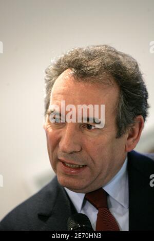 Der Präsident der UDF (Union for French Democraty) und Kandidat für die Präsidentschaftswahl im nächsten Jahr, Francois Bayrou, stellt am 8. Januar 2007 in Paris, Frankreich, seine Website über seine Präsidentschaftskampagne vor. Foto von Corentin Fohlen/ABACAPRESS.COM Stockfoto