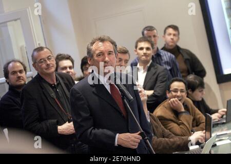 Der Präsident der UDF (Union for French Democraty) und Kandidat für die Präsidentschaftswahl im nächsten Jahr, Francois Bayrou, stellt am 8. Januar 2007 in Paris, Frankreich, seine Website über seine Präsidentschaftskampagne vor. Foto von Corentin Fohlen/ABACAPRESS.COM Stockfoto