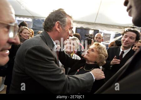 Der Präsident der UDF (Union for French Democraty) und Kandidat für die Präsidentschaftswahl im nächsten Jahr, Francois Bayrou, spricht am 09. Januar 2007 im Hauptsitz der UDF in Paris, Frankreich, seine Neujahrswünsche an. Foto von Corentin Fohlen/ABACAPRESS.COM Stockfoto