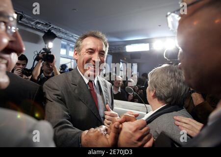 Der Präsident der UDF (Union for French Democraty) und Kandidat für die Präsidentschaftswahl im nächsten Jahr, Francois Bayrou, spricht am 09. Januar 2007 im Hauptsitz der UDF in Paris, Frankreich, seine Neujahrswünsche an. Foto von Corentin Fohlen/ABACAPRESS.COM Stockfoto