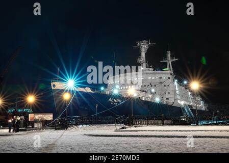 Murmansk, Russland - 02. Januar 2021: Das erste nukleare Eisbrecher-Schiff Lenin an einem Pier im Winter. Übersetzung: 'Lenin' Stockfoto